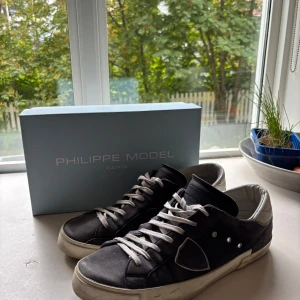 Philippe Model skor - Säljer ett par feta Philippe Model skor i storlek 45.  Skicket är hyfsat bra men skulle rekommendera att byta snören då jag råkat snöra dom fel. Pris kan även diskuteras och det är bara att fråga om du undrar något.