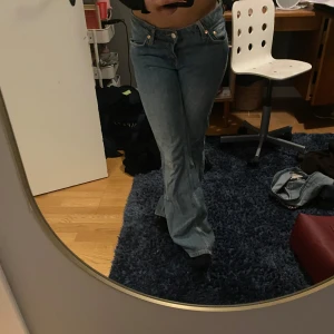 weekday jeans - Säljer weekday jeans pga är lite för långa för mig. De är lite ljusare än vad de ser ut på bilderna och är i fint skick förutom lite slitna på hälen. Storleken är W26 och L32. Skriv för fler bilder!!💕