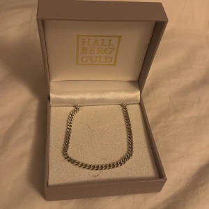 Silverhalsband från Hallbergs Guld - Kedjearmband i äkta silver från Hallbergs Guld. Klassisk pansarlänk som är stämplad 925 för äkthet. Armbandet är 50 cm långt och har en stilren, tidlös design som passar perfekt till din vardagsstil.                                 