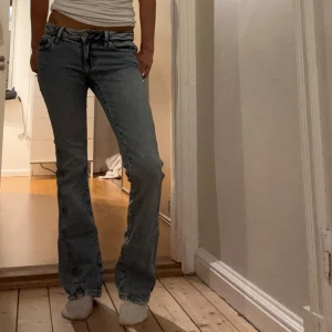 Ljusblå bootcut jeans låg midja - Säljer ett par ljusblå jeans med bootcut och låg midja. Jeansen har snygga detaljer på bakfickorna och klassisk femficksdesign. Twisted bootcut från Gina storlek 32 men passar mig som brukar ha 34