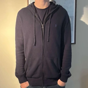 Polo Ralph Lauren zip hoodie - |Tja! En otroligt snygg Ralph Lauren zip hoodie i en skön färg❗️| Skick 9/10 otroligt bra skick☑️| Storlek: M, sitter bra på mig - 189cm och 73kg📏| Nypris: ca 2000kr💵| Färg: marin blå, som på bilden💙| Fraktar spårbart via postnord eller instabox📦| Hör av er för mer information!| Ha de fint👊
