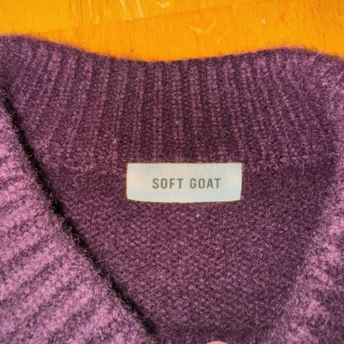 Mörklila kabelstickad väst i kashmir från Soft Goat - 3