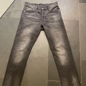 G star raw jeans slim  - Säljer ett par G star raw jeans med snygga slitningar i modellen slim. Storleken är 26 30. Det är i superbra skick. Säljer för att dom är för små. 