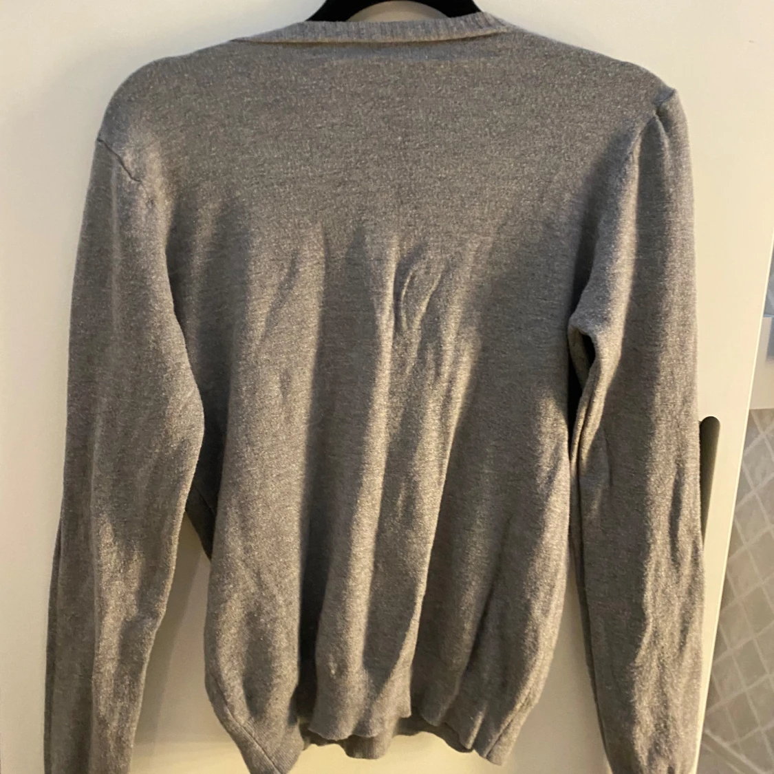 Grå v-ringad stickad tröja - 1