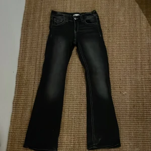 Lågmidjade Bootcut jeans💓 - Superfina Lågmidjadej eans från Gina Tricot. Knappt använda! Strl 158. 