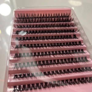 Individuella lösögonfransar svart 60D - Säljer ett set med individuella lösögonfransar i svart i storleken 60D. Jag råka köpa fel storlek därför säljer jag dom💕 Fransarna kommer i en rosa plastförpackning och är i olika längder för att skapa en naturlig eller dramatisk look. Perfekt för att bygga upp volym och längd precis som du vill.💕💕