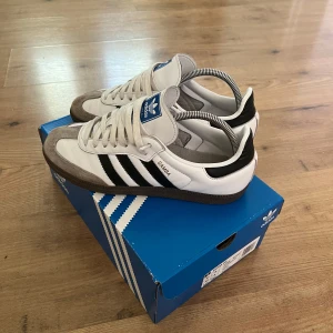 Adidas Samba  - Hej! Säljer dessa Adidas samba skor i storlek 42, i princip aldrig använda, endast några gånger. Box följer med vid köp✅   Skriv gärna vid frågor eller funderingar kring skorna😊