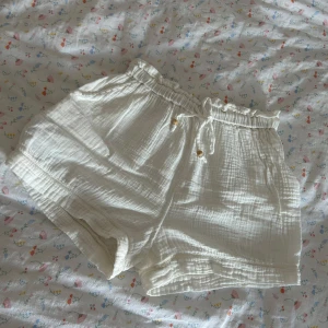 Bomull shorts Mango - Oanvända shorts från mango i mjukt bomulls (muslin) tyg🤍
