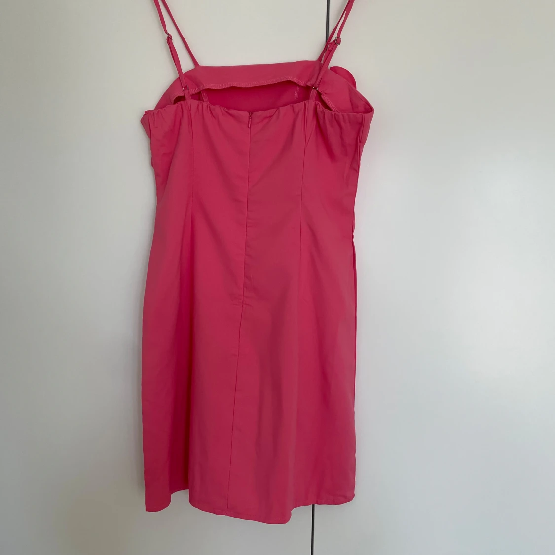 Rosa kortklänning med blommiga detaljer - 3