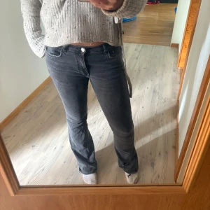 Mörkgrå bootcut jeans - Säljer ett par mörkgrå jeans med bootcut-modell och låg midja. Skriv vid frågor💕💕