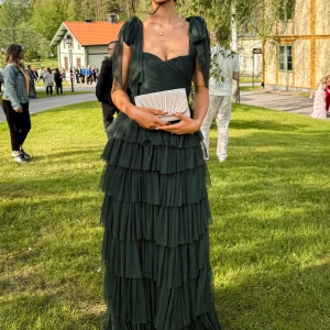 Balklänning  - Världens finaste balklänning😍 endast använd 1 gång, från märket lace&beads helt slutsåld! Nypris 1500