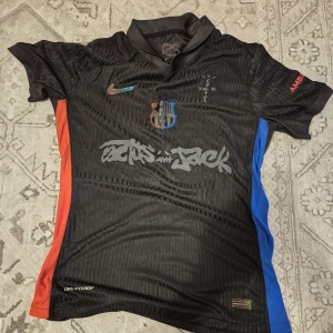 FC Barcelona x travis scott - Helt ny tröja i storlek M. Tveka inte på att ställa era frågor 