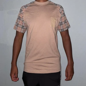 Burberry t shirt storlek S - Storlek S. Helt ny.fin replika med grym kvalitet.Pris: 1000kr. Först till kvarn som gäller. Skickas direkt inom 24h