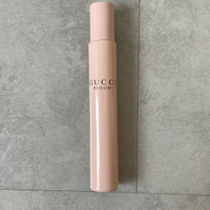Gucci Bloom parfympenna 7,4ml - Gucci Bloom parfympenna som har en roller Perfekt att ha med i väskan för en snabb uppfräschning. Bara testat en gång (skicka prisförslag!)