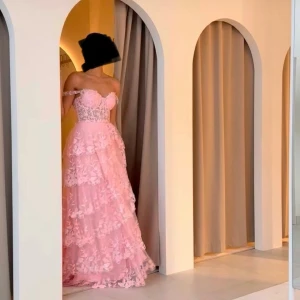 Ljusrosa långklänning från Dressroom - Superfin klänning!! Fick såå många komplimanger på denna🙏🏼 Perfekt för bal eller bröllop. Klänningen har ett tillägg på bysten som har gjorts av en skräddare. Storlek  36,5. Klänningen är köpt i maj 2025 och använd en gång så den är i nyskick. Den kommer i orginalförpackning och galie! Klänningen kostar 5500kr i butik.