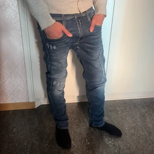 Replay jeans! - Säljer nu ett par riktigt snygga jeans ifrån märket replay i marinblå färg, jeansen har också riktigt snygga slitningar. De är helt fel fria förutom ett litet märke i skrevet kom privat för bilder eller bara generös frågor osv!