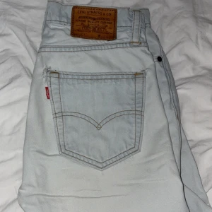 Levi's 511 ljusblå jeans - Säljer ett par Levi's 511 jeans i en snygg ljusblå tvätt. Stl 28/32