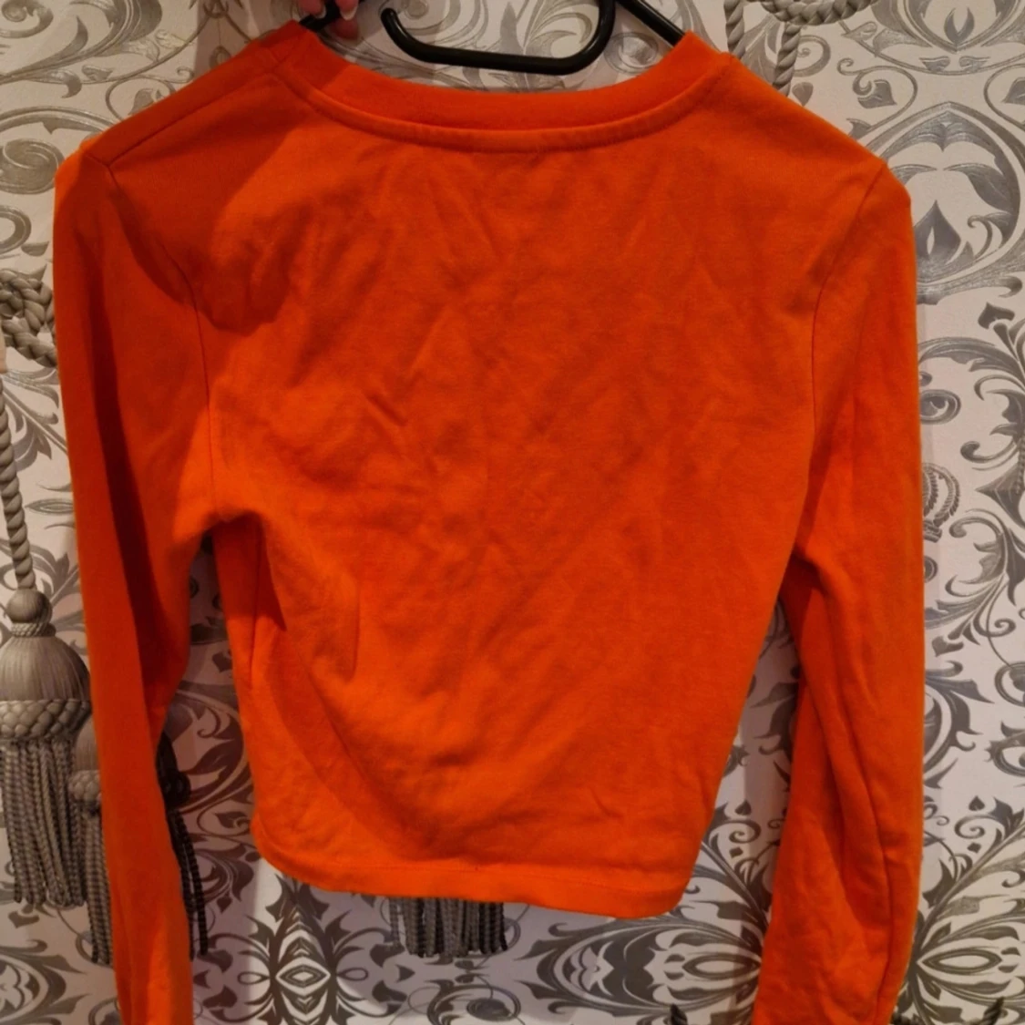 Orange långärmad croppad tröja