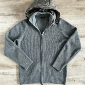 Grå SÄLLSYNT Massimo dutti cardigan - Säljer nu ett prima plagg, stl m men sitter bra på både en size större och en size mindre. Produceras inte längre och är därför extremt sällsynta se. En riktigt fet cardigan där du får höglvalite till ett lågt pris! Ny pris är på ett ungefär 4000kr och i detta skick är de omöjligt att hitta samma pris! 