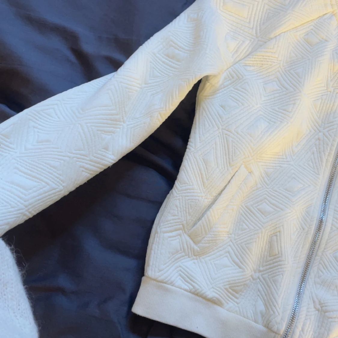 Vit quiltad bomberjacka med mönster - 1