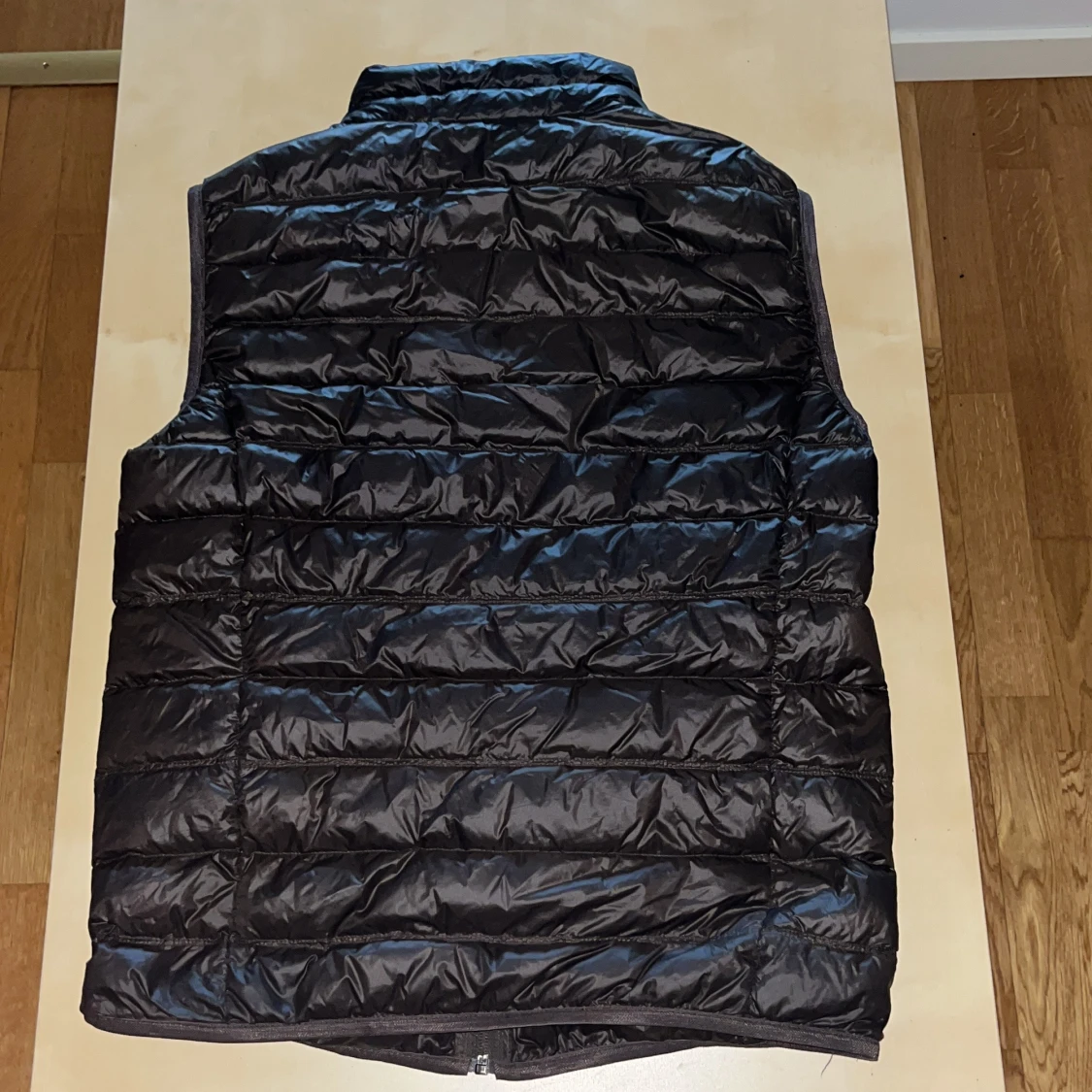 Mörkgrå dunväst från Emporio Armani EA7 - 2