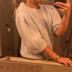 Stickad tröja  - Jättefin grovt stickad tröja från vero Moda. Passar XS & S 