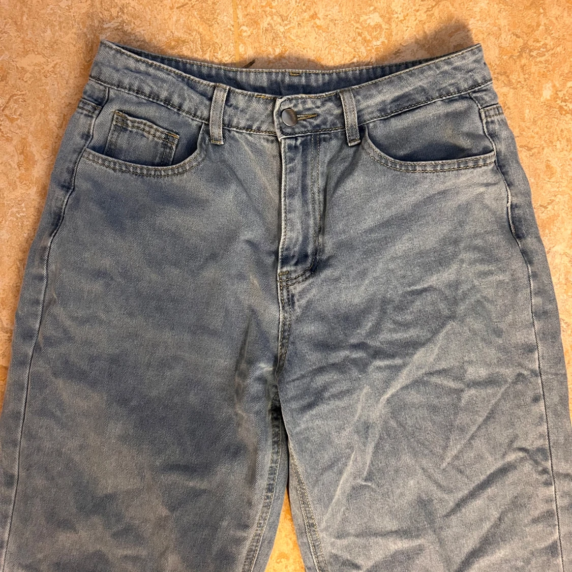 Blå jeans med rosa rosetter - 4