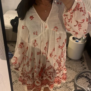 Säljer en jättefin klänning från zara - Säljer en super fin vit och röd klänning från Zara, aldrig använd❤️