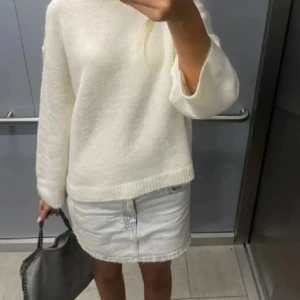 Jeanskjol - Jeanskjol från Zara i storlek s. Säljer då jag vill köpa en annan, skriv för fler bilder eller vid frågor!