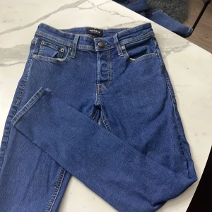 Blå slim jeans Jack & Jones 29/30 - Snygga blå jeans från Jack & Jones i modellen Slim/Glenn. Jeansen är xs och knappast andvända. Hör av er vid frågor 
