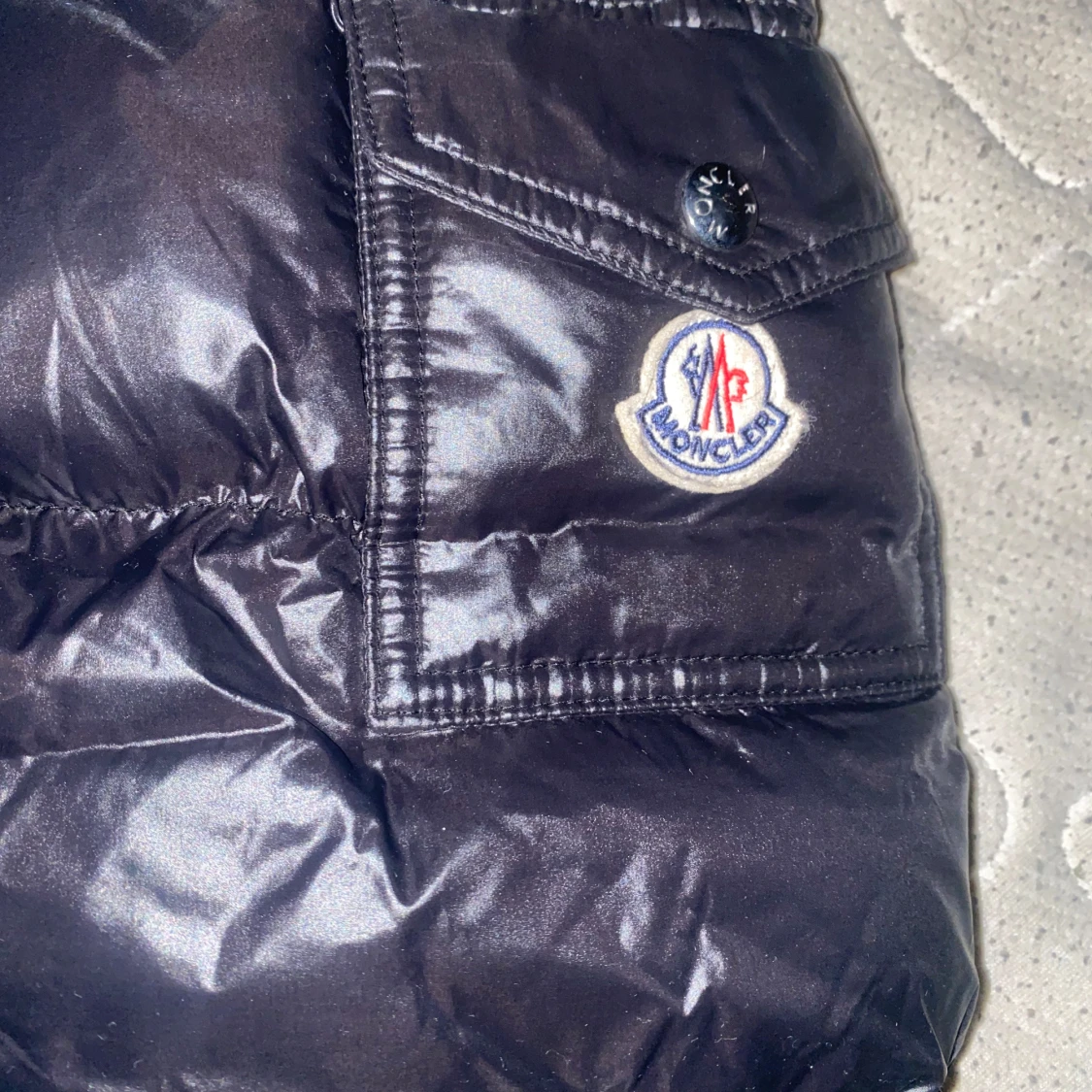 Svart Moncler pufferjacka med huva - 1