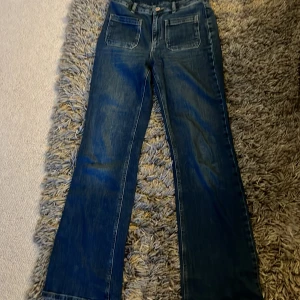 ”Lulu” jeans från dobber  - Högmidjade utsvängda jeans från dobber, MQ, med 70-tals känsla. Supersköna och stretchiga!