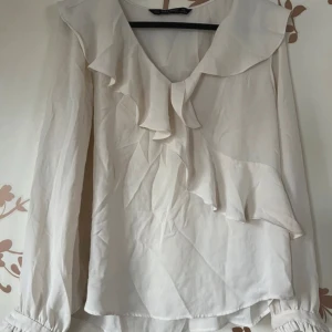 Volangblus - ✨ Söt vit volangblus, stl S/36 ✨ Perfekt till både vardag och fest! Tyvärr för liten för mig, men kanske passar den dig. 🌸 💸 Pris kan diskuteras! 