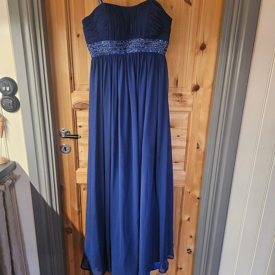 Marinblå långklänning med paljettdetaljer