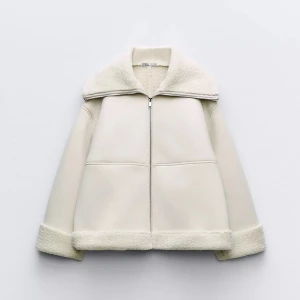 Beige teddyjacka med dragkedja - Är 155 så den är lite längre på mig men passar en S/XS, från Zara och endast använd ett par gånger förra året!🥰