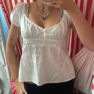 Vit blus från Brandy Melville🤍 - Supersöt trendig blus från brandy Melville som tyvärr inte kommer till användning! Har ingen storlek men passar de som bär xs-s, den är använd en gång😌. Kom med prisförslag gärna!🩵🩵