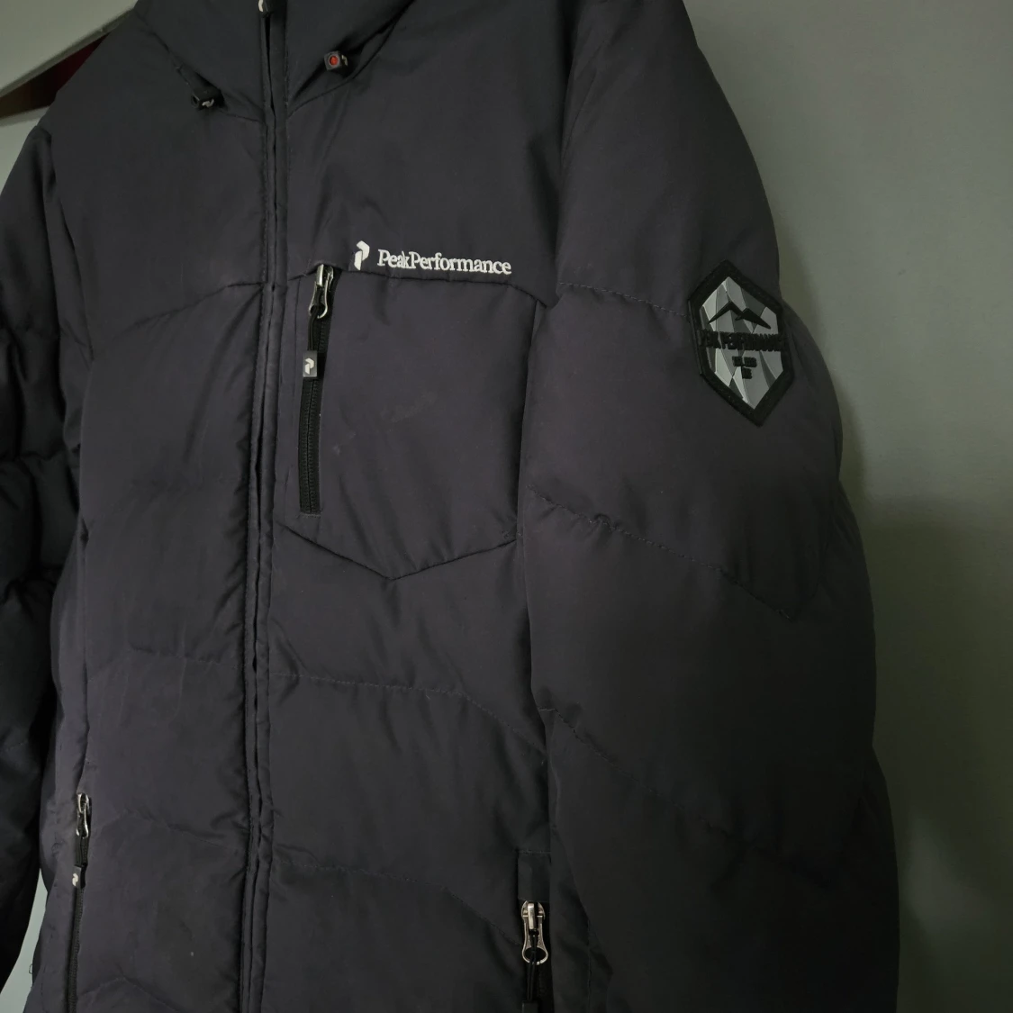 Svart Peak Performance dunjacka - 3