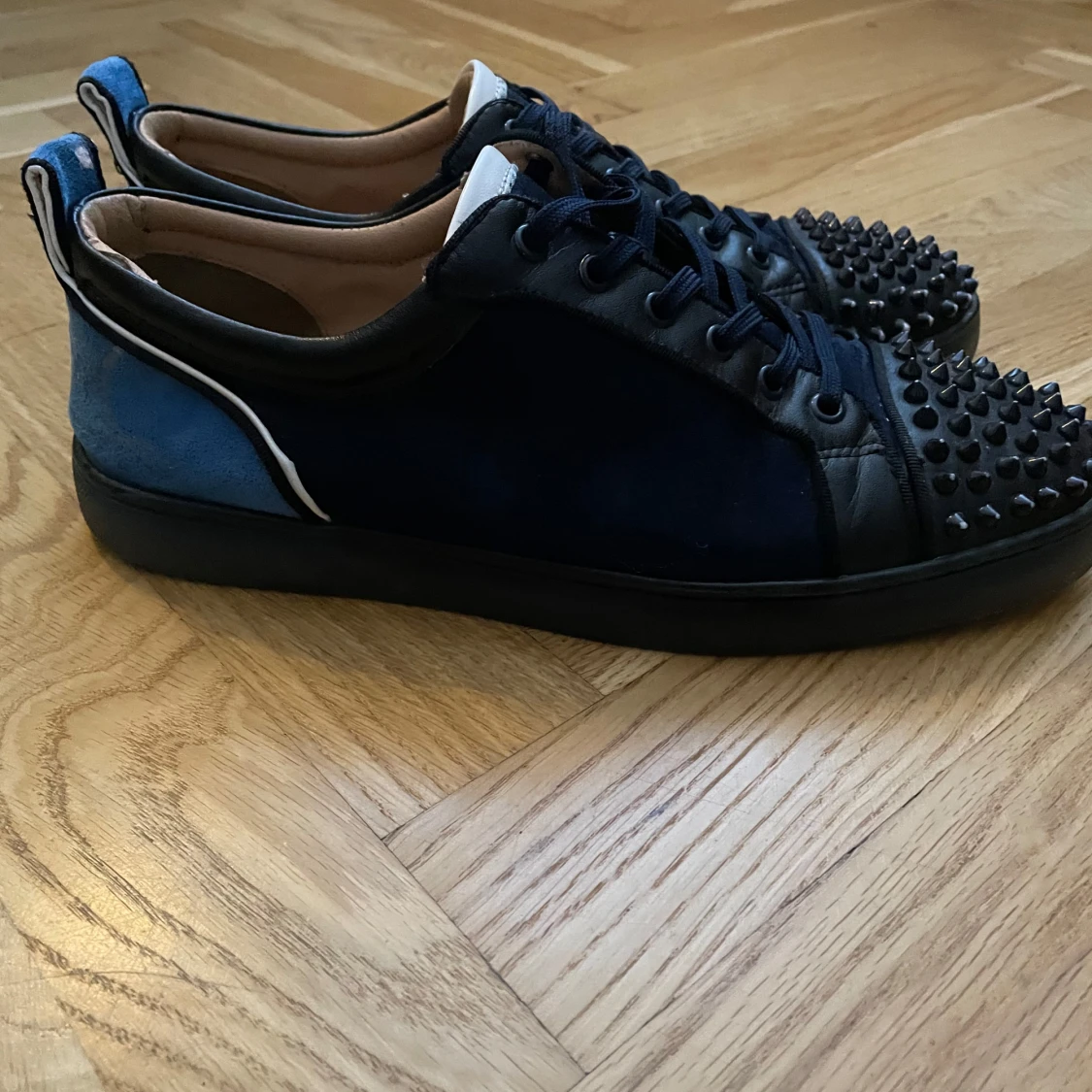 Mörkblå christian louboutin med nitar