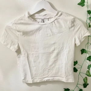Vit croptop - Basic vit croppad  t-shirt från HM, 95% bomull 5% elastan! Kolla gärna in mina andra annonser, försöker bli av med allt så snart som möjligt 💝pris alltid förhandlingsbart, brukar gå med på de flesta prisförslag!😚