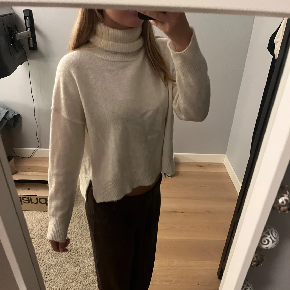 Vit polotröja i mjuk stickad kvalitet