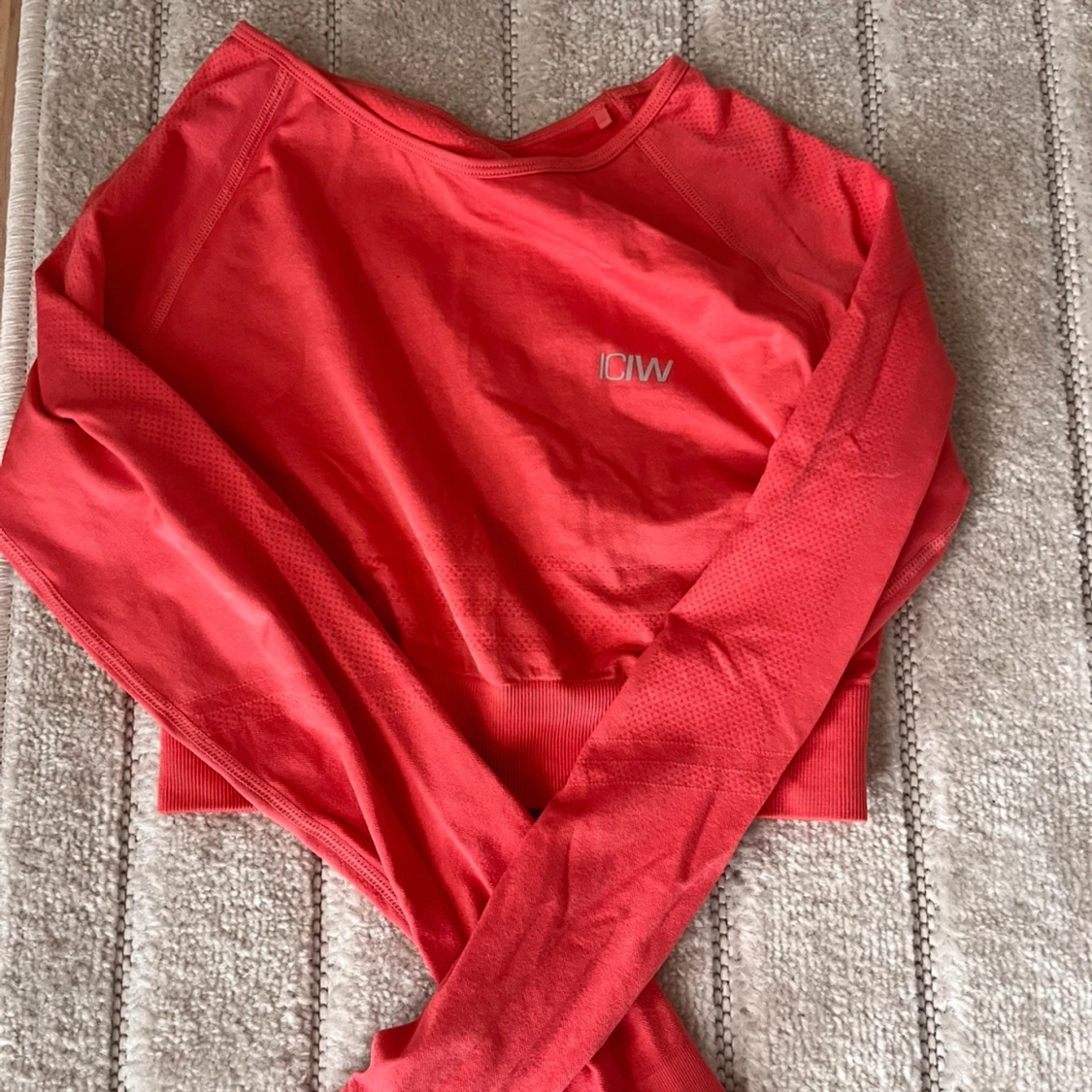 Röd långärmad tröja från ICANIWILL