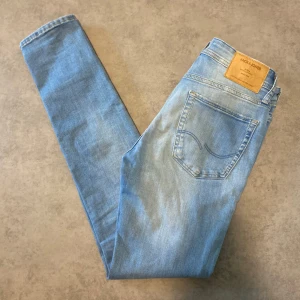 Ljusblå slimfit Jack & Jones jeans - Säljer dessa riktigt snygga jeansen från Jack and Jones i modellen skinny/liam men skulle säga mer att de sitter som slimfit | storlek 30/32 | jeansen är i fint skick behöver möjligtvis tvättas | mått, längd 102cm, innerben 75cm, midja 36cm | kolla gärna in profilen för liknande produkter och skriv vid minsta lilla fråga 
