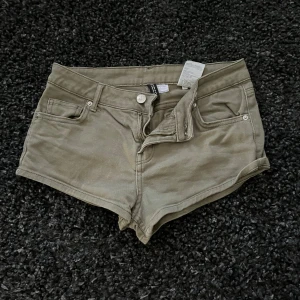 Olivgröna mini lågmidjade jeansshorts från H&J - Snygga lågmidjade olivgröna jeansshorts från H&M
