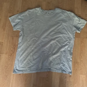 Ljusblå oversized t-shirt från ONLY Day Dreamer - Ljusblå oversized t-shirt från ONLY med broderad text 'DAY DREAMER' framtill. Klassisk rund hals och korta ärmar. Tillverkad i mjuk bomull, perfekt för chill dagar. Enkel och clean design som funkar till jeans eller shorts.