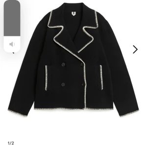 ARKET kappa❤️  - Säljer denna super snygga kappa med vita sömmar från arket. Sälland använd den är i nyskick❤️