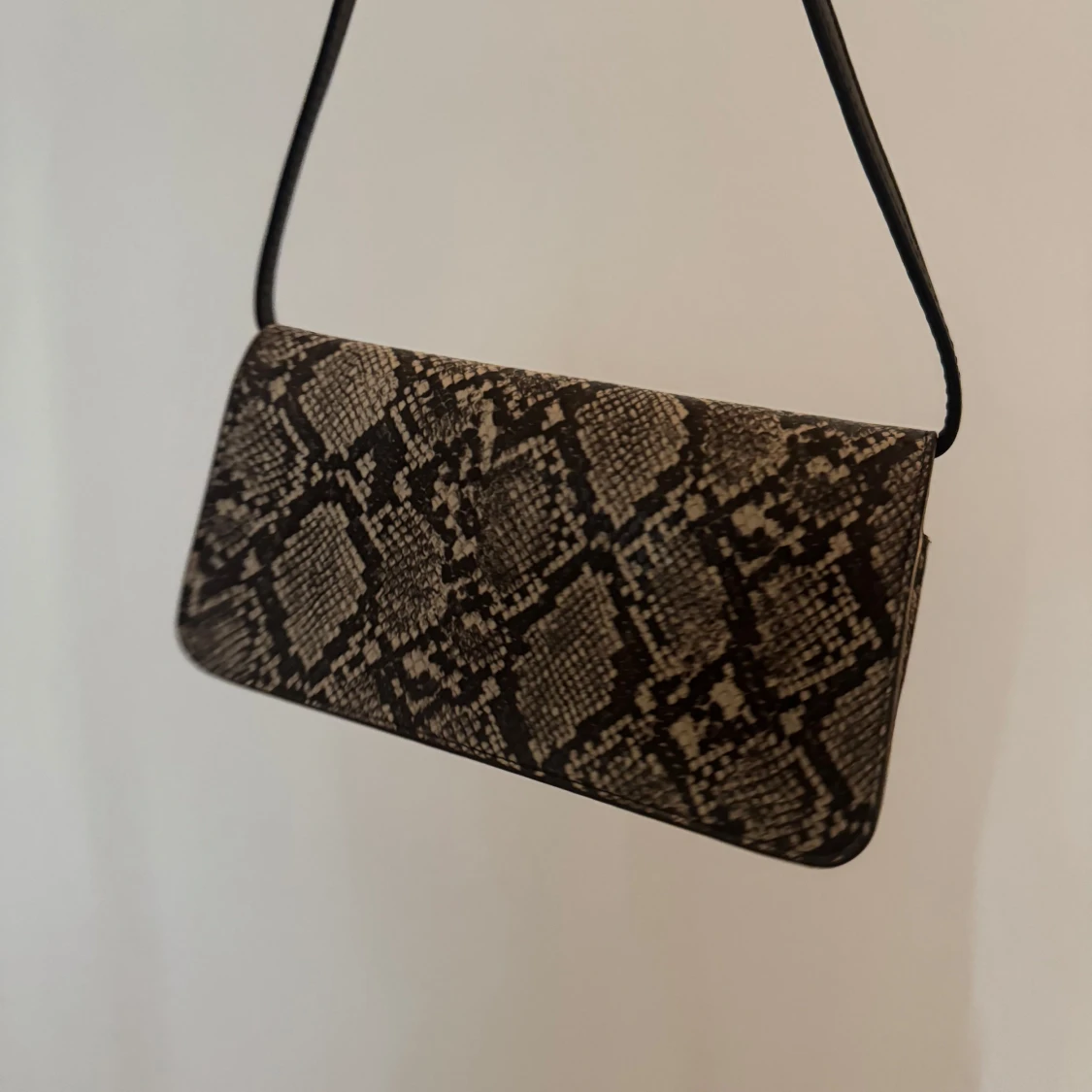 Axelväska med ormmönster i skinnimitation - 3