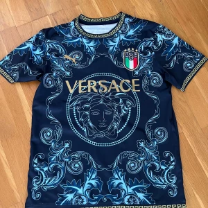 Italien matchtröja - Snygg Italien matchtröja i storlek L. Använd endast 1 gång. Säljer pga att den ej passade!