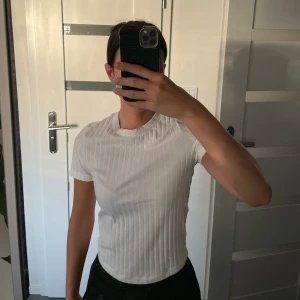 Ribbad T-shirt - Aldrig använd, jag har bara testat den då jag inte hann göra en retur. Köpt för 159kr.