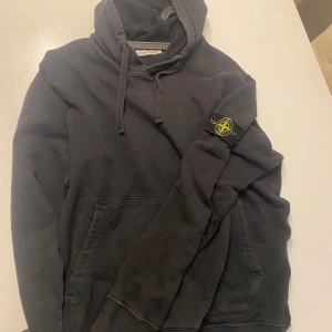 Svart hoodie från Stone Island XL - Sådär nu säljer jag min Stone Island som har varit med mycket. Köpt på NK Göteborg för 3000kr för tre år sedan, och ska nu säljas. Den är i bra skicka skulle jag säga lite urtvättad. Den är i storlek XL men skulle säga att den passar L mer. Priset diskuteras. Bara att skriva vid frågor eller om fler bilder hare gött😊!