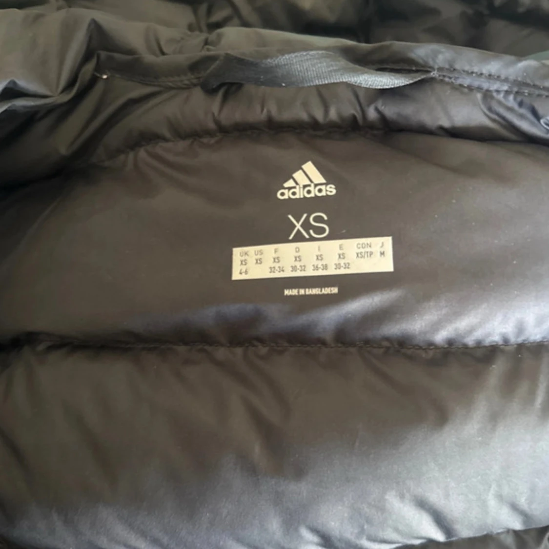 Svart pufferjacka från Adidas XS - 4